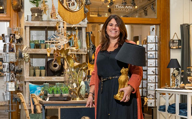 Winkel Twin arts met de eigenaar op de foto